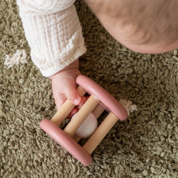 hochet pour bébé en bois rose-detail