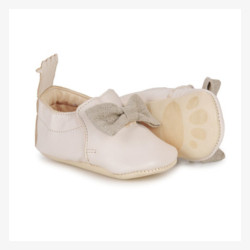 Chaussons pour bébés avec un joli noeud papillon, Easy Peasy-detail