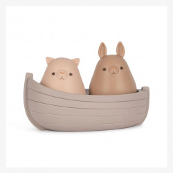 Jouet de bain, petit bateau en silicone, modèle Lilac Mix, de la marque Konges Slojd-detail