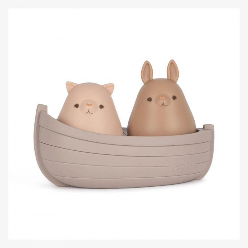 Jouet de bain, petit bateau en silicone, modèle Lilac Mix, de la marque Konges Slojd